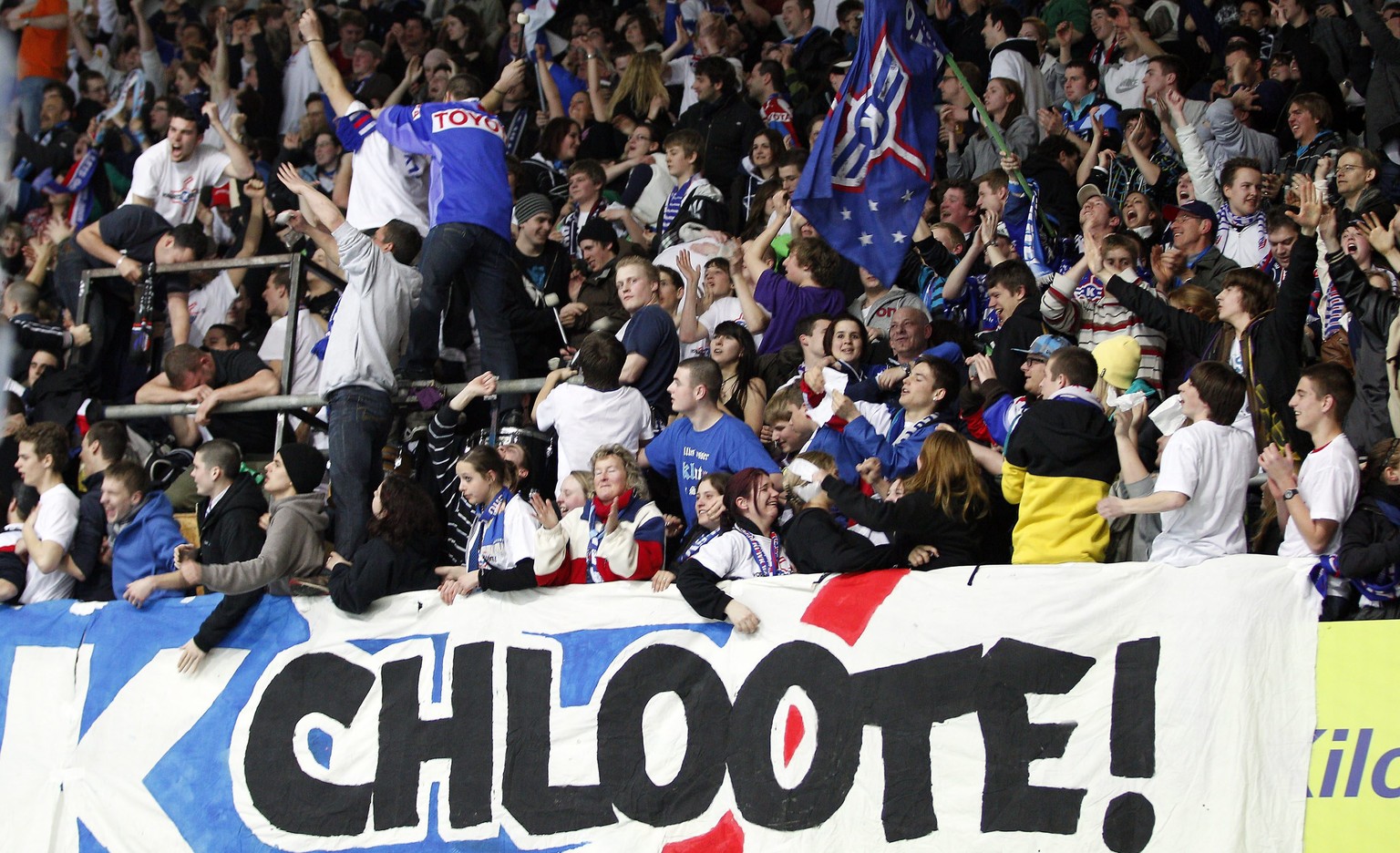 ZUM ABTIEG DES EHC KLOTEN IN DIE SWISS LEAGUE, NACH 56 JAHREN IN DER HOECHSTEN SPIELKLASSE, STELLEN WIR IHNEN FOLGENDES BILDMATERIAL ZUR VERFUEGUNG - Die Fans der Kloten Flyers feiern den Sieg ihres T ...