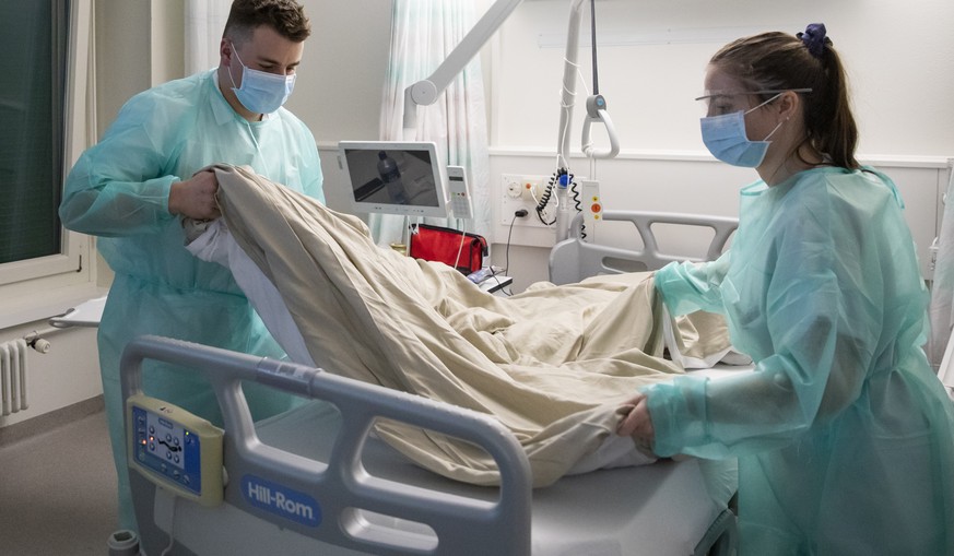 Im Kantonsspital Fribourg helfen Sanitätssoldaten aus. Genug Personal ist für eine bessere Behandlung von Corona-Patienten essentiell.