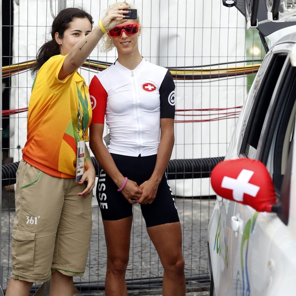 epa05461796 Olympic volunteer takes a selfie with cyclist Jolanda Neff of Switzerland before the start of the women&#039;s Road Cycling race of the Rio 2016 Olympic Games at Fort Copacabana in Rio de  ...