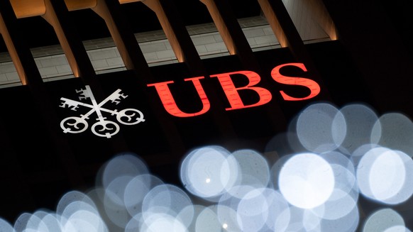 10.12.2021, Hessen, Frankfurt/Main: Das Logo der UBS Group AG auf dem Sitz der Bank in der Frankfurter Innenstadt. Ein Pariser Berufungsgericht hat die Vorw