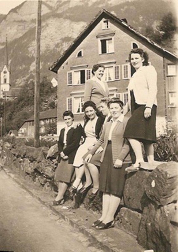 Italienische Bauerndienstmädchen in einem Schweizer Dorf. Das Bild ist 1950 entstanden.