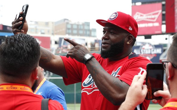 epa06891839 World Team Manager David Ortiz FaceTimes during batting practice before his SiriusXM All-Star Futures Game at Nationals Park in Washington DC, USA, 15 July 2018. EPA/JOHN G. MABANGLO