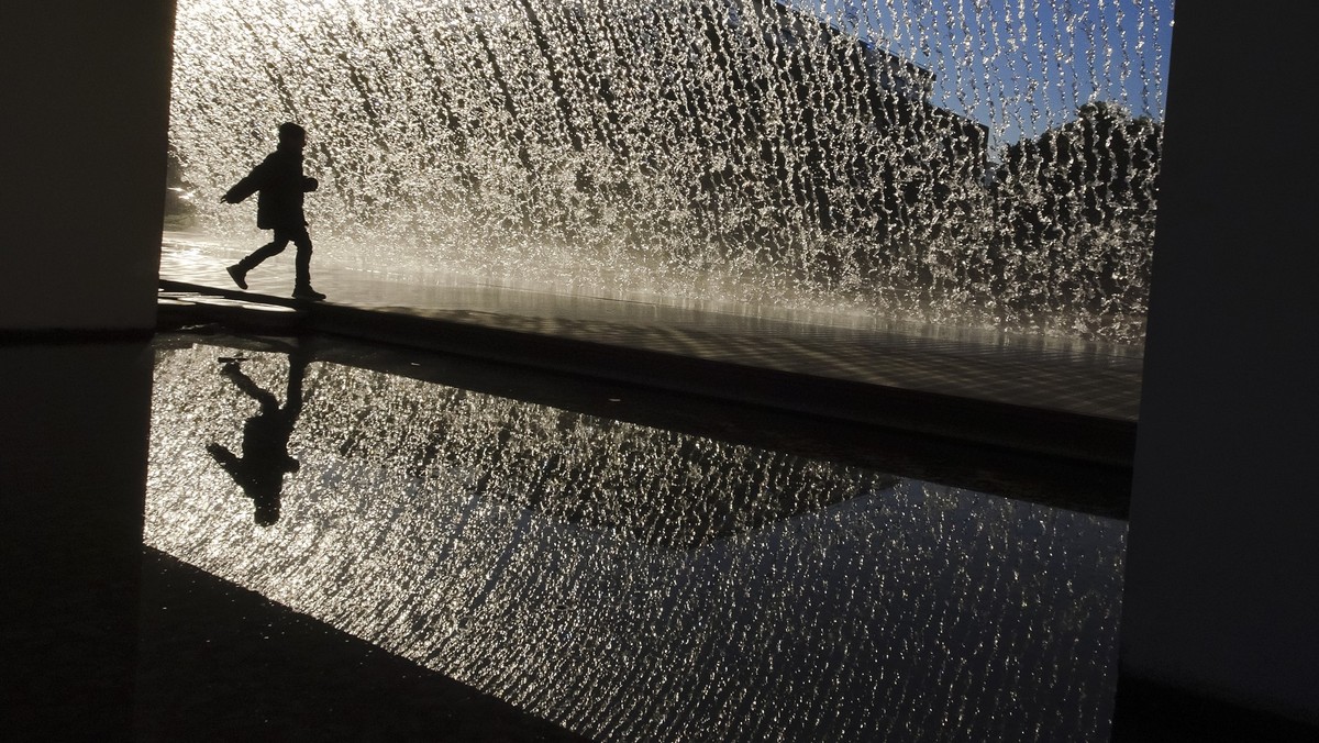 2017 AP YEAR END PHOTOS - A child is silhouetted against water falling from a fountain outside the Lisbon Oceanarium in Lisbon, Portugal, on Jan. 17, 2017. (AP Photo/Vadim Ghirda)