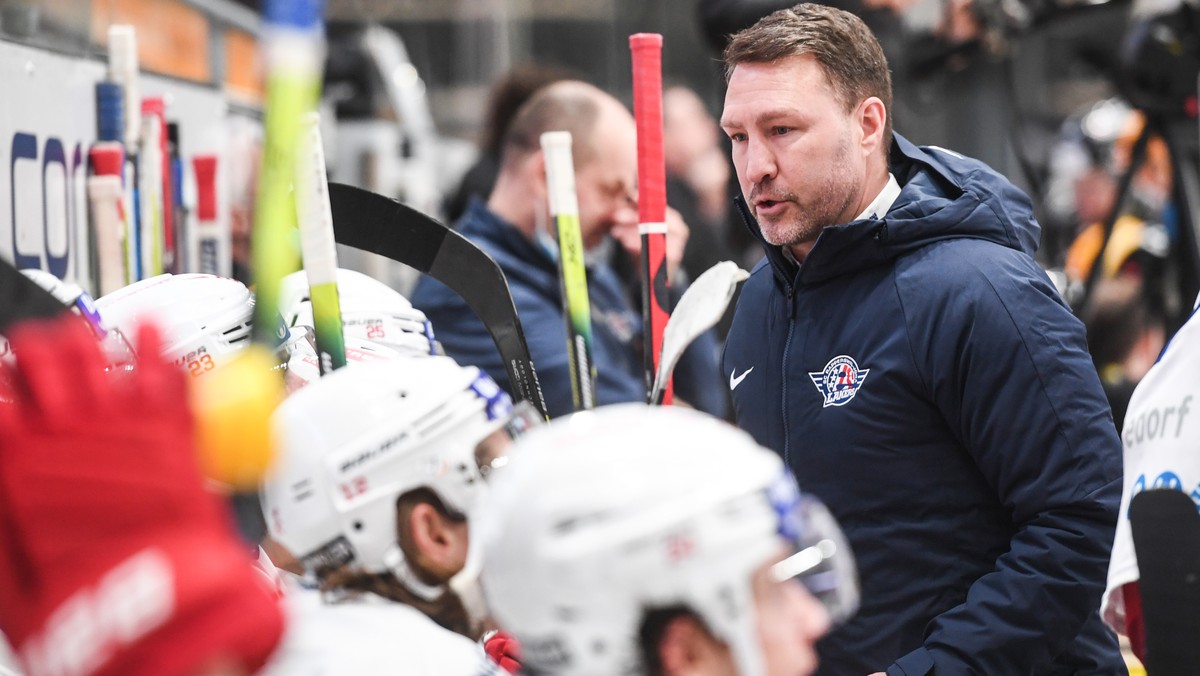 Laker's Head Coach Jeff Tomlinson during the preliminary round game of National League Swiss Championship between HC Lugano and SC Rapperswil-Jona Lakers at the ice stadium Corner Arena in Lugano ...