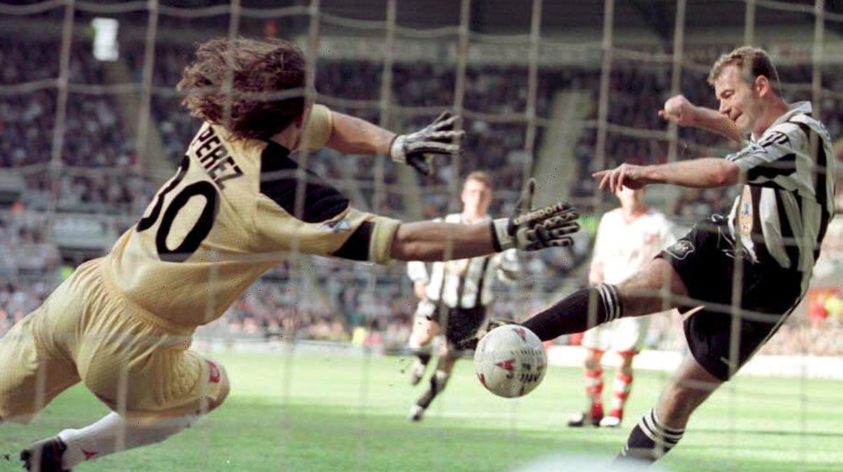Newcastle's Alan Shearer scores Newcastle's late equaliser against Sunderland's goalie Lionel Perez at St James' Park 05 April. The match ended in a 1-1 draw. (KEYSTONE/PA/OWEN HUM ...