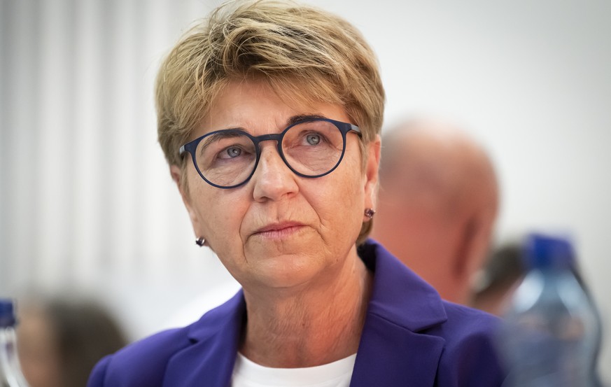 Alt Bundesraetin Viola Amherd ist bei der Rede von der scheidende Parteipraesident Gerhard Pfister, Nationalrat Mitte-ZG, geruehrt, an der Delegiertenversammlung der Mitte Partei, am Samstag, 28. Juni ...