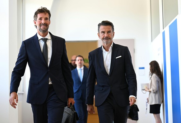 ABD0128_20260811 - WIEN - ÖSTERREICH: Anwalt Oliver Scherbaum und Ex-ORF-Generaldirektor Roland Weißmann am Dienstag, 11. August 2026, anl. der Verhandlung "Arbeitsrechtssache Roland Weißmann geg ...