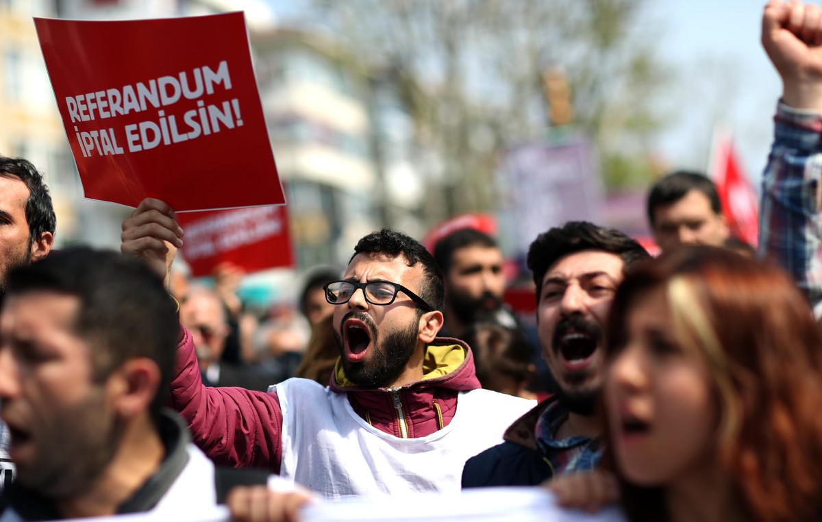 epa05923975 Protesters shout slogans and they hold signs reading, 'Cancel referendum' during a rally against the referendum results in Istanbul, Turkey, 23 April 2017. Media reports Turkish  ...