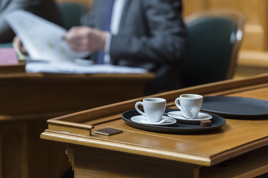Zwei Kaffee Tassen auf einem Pult im Nationalratssaal, an der Sondersession des Nationalrats, am Mitttwoch, 27. April 2016 in Bern. (KEYSTONE/Alessandro della Valle)