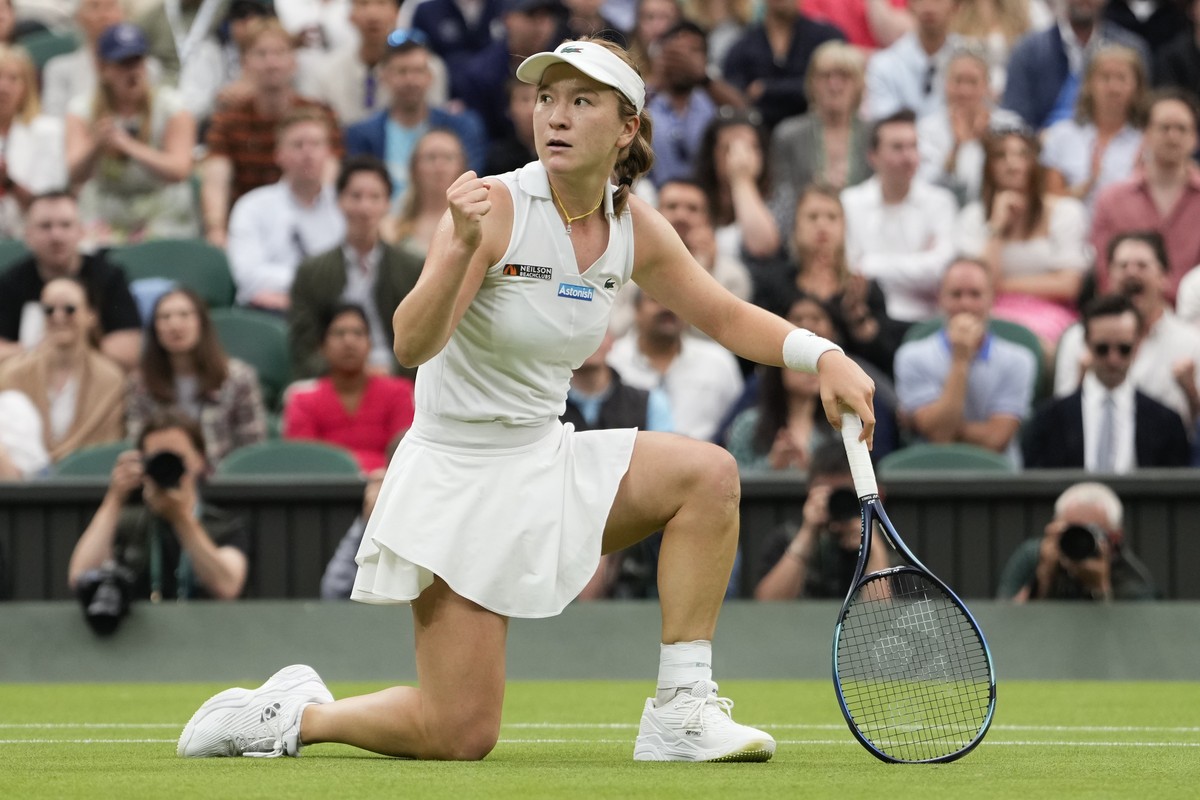 Lulu Sun of New Zealand reacts after winning a point against Emma Raducanu of Britain during their fourth round match at the Wimbledon tennis championships in London, Sunday, July 7, 2024. (AP Photo/A ...
