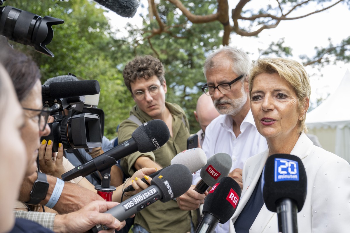 Bundesraetin Karin Keller-Sutter, rechts, waehrend ihres statemente zum Thema US-Steuern auf der Ruetliwiese, anlaesslich der Bundesfeier auf dem Ruetli, welche im Zeichen von Einklang und Vielfalt st ...