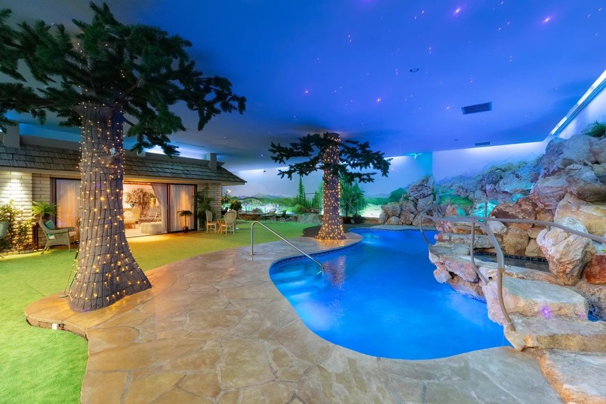 Lädt zum Planschen ein: der geschickt versteckte und ins Gestein eingearbeitete Jacuzzi hinter dem Pool. Die Himmelssimulation sorgt dafür, dass der Tag- und Nachtrhythmus auch unter Tage nicht aus de ...