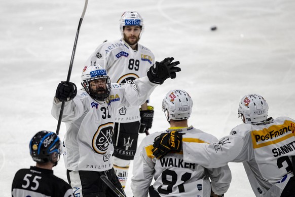 HC Lugano Stuermer Julian Walker, Mitte unten, feiert seine Treffer zum 0-1 mit Sebastien Reuille, links,, Ryan Johnston, Mitte hinte, und Raffaele Sannitz, rechts, im sechsten Eishockey Playoff-Final ...