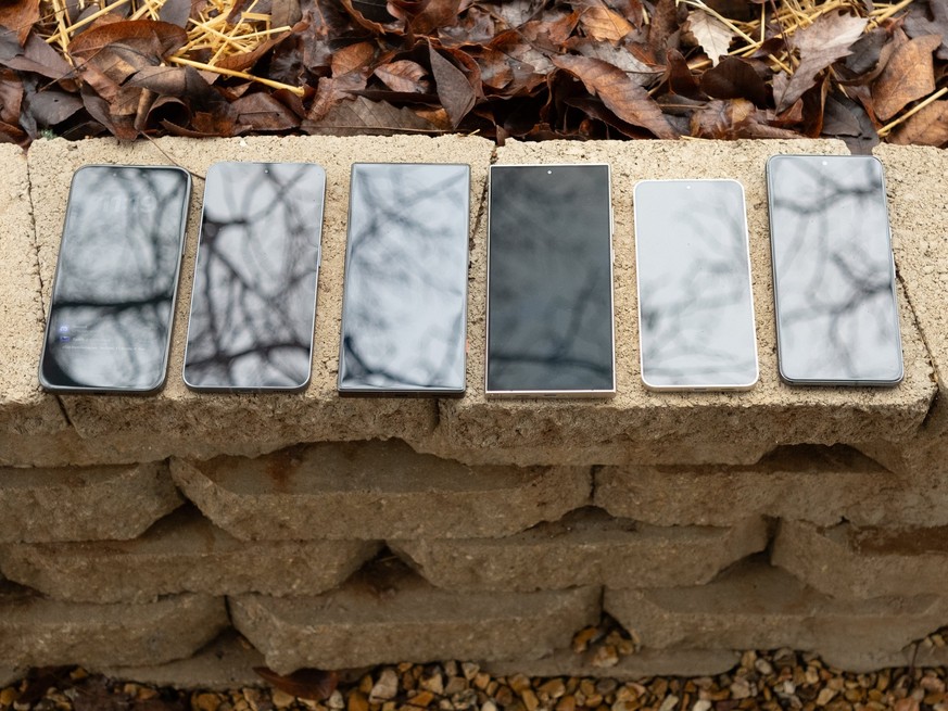 The Galaxy S24 Ultra stands out: Apple iPhone 15 Pro Max, Nothing Phone 2, Redmagic 8S Pro, Galaxy S24 Ultra, Galaxy S24 and Google Pixel 8 Pro.