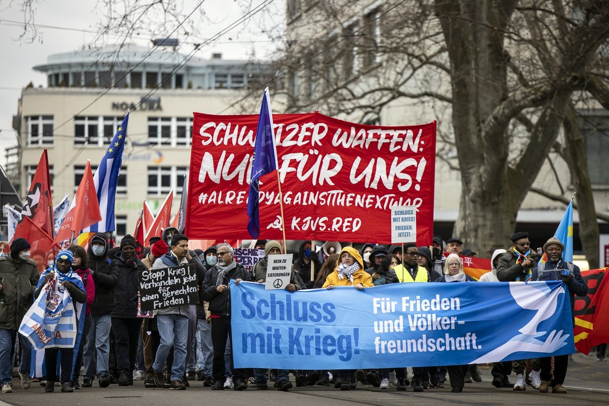 Protestors take part in a rally marking the first anniversary of Russia's invasion of Ukraine, in Zurich, Switzerland, on Saturday, February 25, 2023. (KEYSTONE/Michael Buholzer).