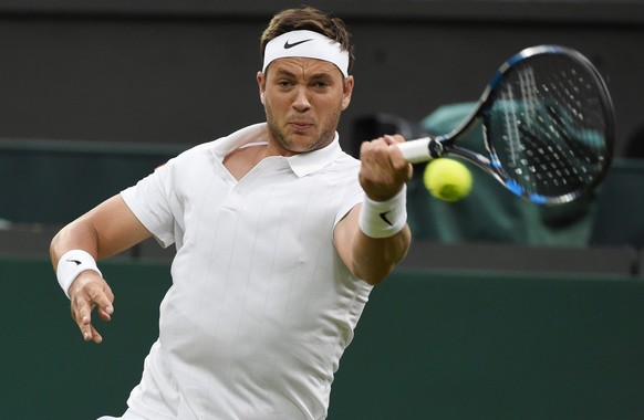 epa05397901 Marcus Willis of Great Britain returns to Roger Federer of Switzerland during thier second round match at the Wimbledon Championships at the All England Lawn Tennis Club, in London, Britai ...