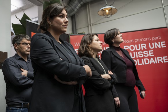 Nationalrat Roger Nordmann, SP-VD, sowie die Nationalraetinnen Samira Marti, SP-BL, Co-Fraktionschefin, Co-Praesidentin Mattea Meyer, und Sarah Wyss, SP-BS, von links, nehmen die Hochrechnungen zur Ke ...