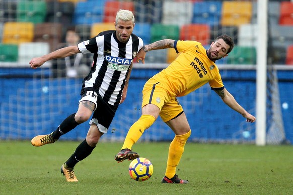 epa06404103 Udinese&#039;s Valon Behrami (L) and Hellas Verona&#039;s Daniel Bessa in action during the Italian Serie A soccer match Udinese Calcio vs Hellas Verona FC at Friuli stadium in Udine, Ital ...