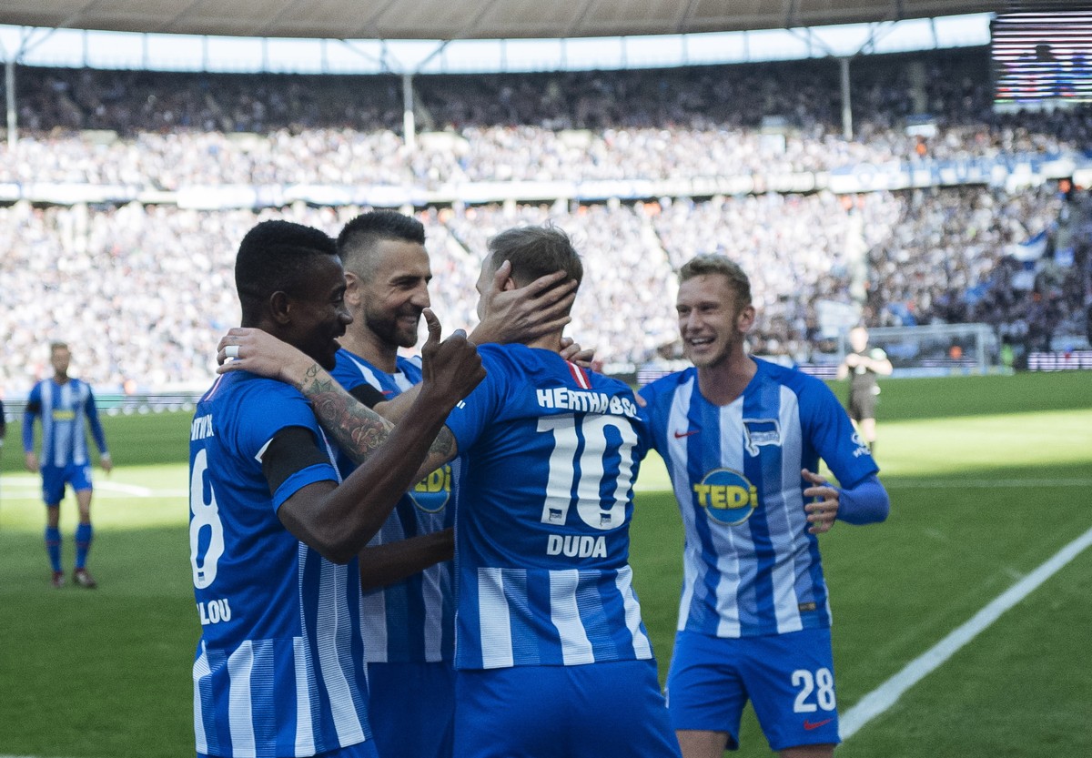 epa07109400 Berlin's Ondrej Duda (C) celebrates after scoring with his teammates during the German Bundesliga soccer match between Hertha BSC and SC Freiburg in Berlin, Germany, 21 October 2018.  ...