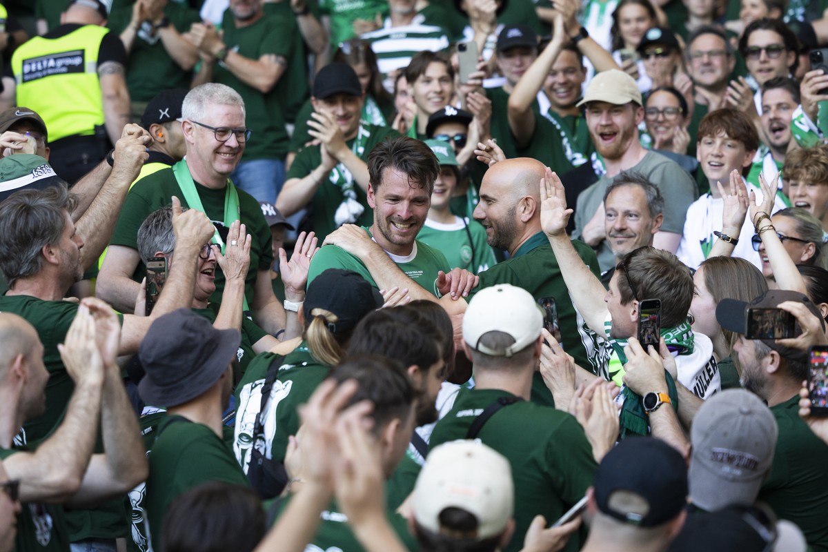 Lukas Goertler (FCSG) wird von den Fans gefeiert, nach dem Schweizer Fussball Cup Final zwischen dem FC Stade Lausanne-Ouchy und FC St. Gallen, am Sonntag, 24. Mai 2026, im Stadion Wankdorf in Bern. ( ...