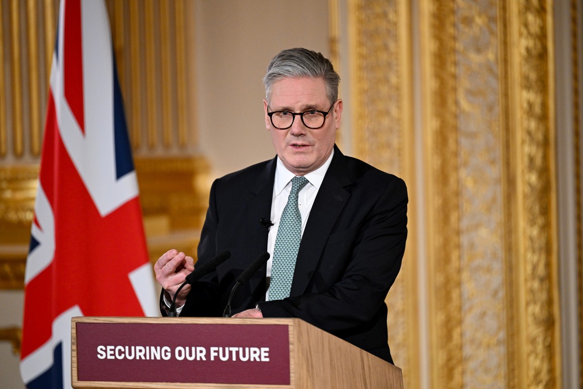 epa11935370 Britain���s Prime Minister Keir Starmer speaks during a news conference following a summit on Ukraine at Lancaster House in London, Britain, 02 March 2025. Starmer is hosting a summit of E ...