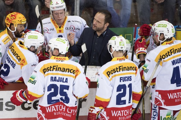 Biels interimistischer Headcoach Martin Steinegger gibt den Spielern Anweisungen, waehrend dem Meisterschaftsspiel der National League zwischen den SCL Tigers und dem EHC Biel, am Samstag, 25. Novembe ...