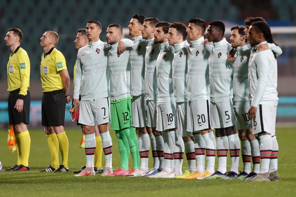Die portugiesische Nationalmannschaft beim Singen der Nationalhymmne vor dem WM-Qualifikationsspiel gegen Luxemburg Ende März 2021.
