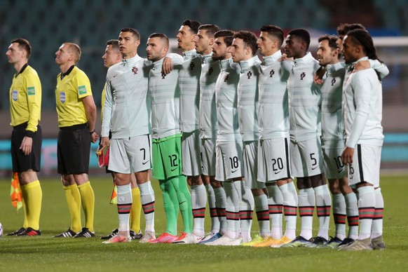 Portugal bei der Nationalhymne, Cristiano Ronaldo Portugal 7, Anthony Lopes Torwart Portugal 12, Jos Fonte Portugal 6, Ruben Dias Portugal 4, Ruben Neves Portugal 18, Pedro Neto Portugal 19, Joao Canc ...