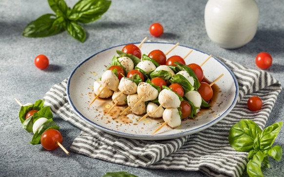Cherry-Tomaten und Mini-Mozzeralla-Spiesschen