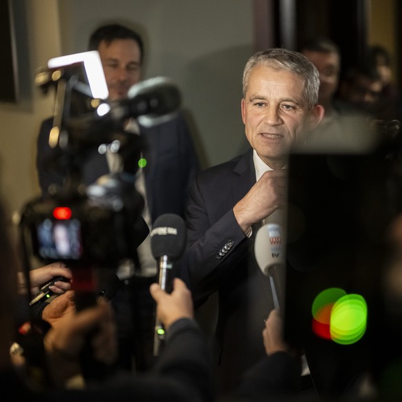 Gefilmt von TV Leuten, erscheint Bundesratskandidat Beat Jans, Regierungspraesident Basel-Stadt, zum Hearing vor der Fraktion der SVP, am Rand der Herbstsession der Eidgenoessischen Raete, am Dienstag ...