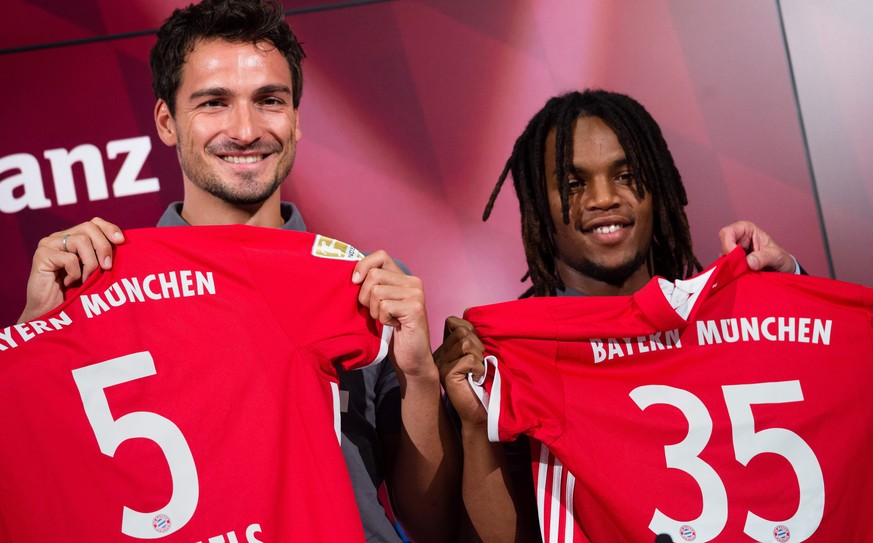 epa05458439 New recruits Mats Hummels (L) and Renato Sanches pose with their Bayern jerseys at an FC Bayern Munich press conference in the Allianz Arena in Munich, Germany, 06 August 2016. EPA/Matthia ...
