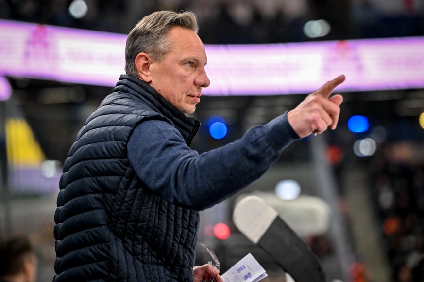 Head Coach Jussi Tapola (HCAP) motivates his players, during the playout National League game between HC Ambri Piotta and HC Ajoie at the ice stadium Gottardo Arena, Ambrì, March 28, 2026. (KEYSTONE/T ...