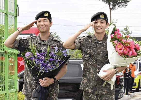 Entertainment Bilder des Tages BTS members RM, V discharged from S. Korea military Two members of K-pop group BTS, RM L and V, react after being discharged from the South Korean military after mandato ...