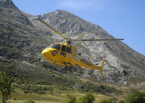 Einer der drei Helikopter, die nach dem Absturz zur Unglücksstelle flogen.&nbsp;