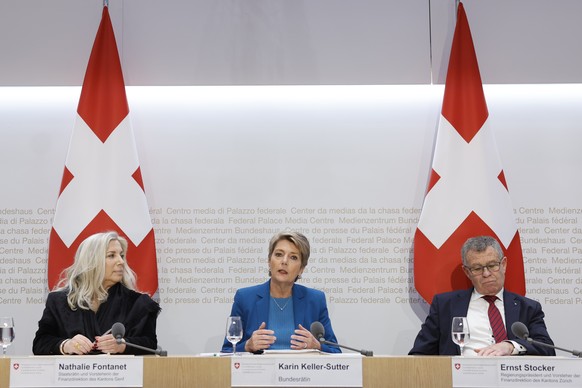 Bundesraetin Karin Keller-Sutter, Mitte, spricht neben Nathalie Fontanet, Vorsteherin der Finanzdirektion des Kantons Genf und Vizepraesidentin der FDK, links, und Ernst Stocker, Regierungspraesident  ...