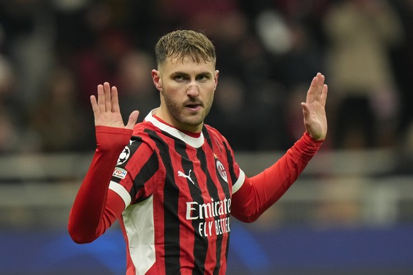 AC Milan&#039;s Santiago Gimenez celebrates after scoring his side&#039;s first goal during Champions League, playoff second leg soccer match between AC Milan and Feyenoord, at the San Siro stadium in ...