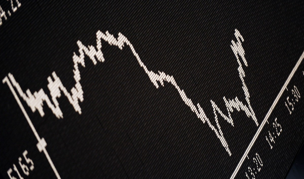 Eine Anzeigetafel visualisiert am Freitag (23.09.11) in der Deutschen Boerse in Frankfurt am Main die Kurve des Deutschen Aktien-Index (DAX). Rezessionsangst und Schuldenkrise haben den deutschen Akti ...