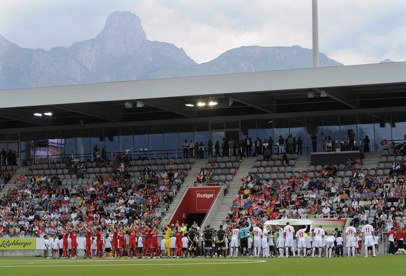 Die Thuner und Koelner Fussballspieler posieren vor der Haupttribuene, im Hintergrund ist das Stockhorn zu sehen, vor dem Eroeffnungsspiel zwischen dem FC Thun und dem Bundesligist 1. FC Koeln in der  ...