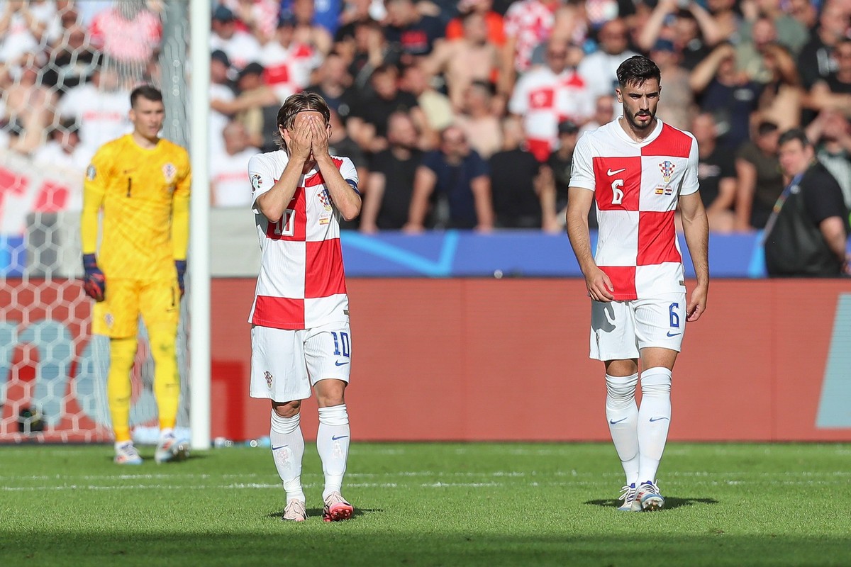 15.06.2024, xtgx, Fussball EM 2024, Spanien - Kroatien emspor, v.l. Luka Modric Krotaien, 10, Josip Sutalo Krotaien, 6 enttaeuscht, entt�uscht, schaut enttaeuscht, niedergeschlagen, disappointed DFL/D ...