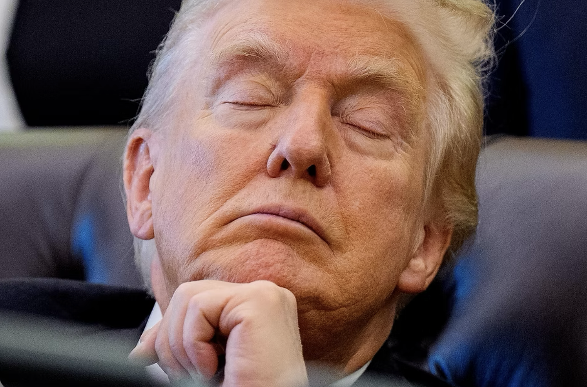 Donald Trump döst.