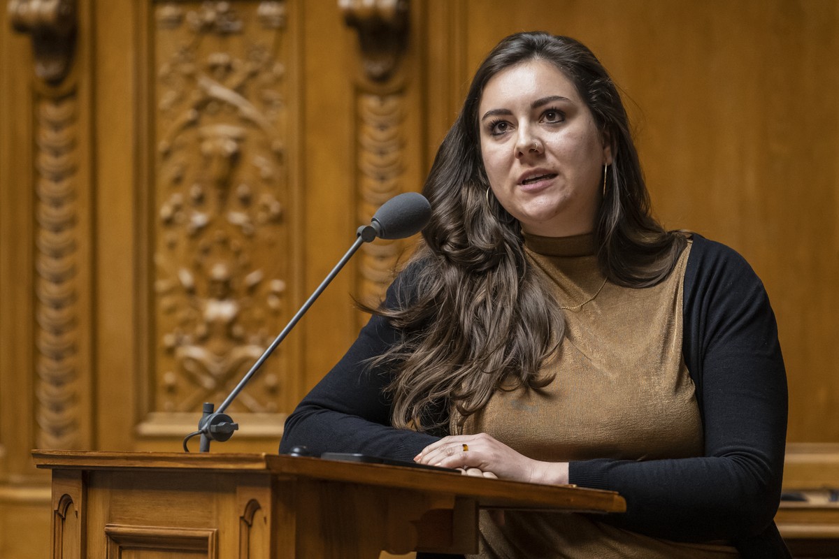 Samira Marti, SP-BL, stellt eine Frage, an der ausserordentlichen Session der Eidgenoessischen Raete, am Mittwoch, 12. April 2023 im Nationalrat in Bern. Die ausserordentliche Session wurde einberufen ...