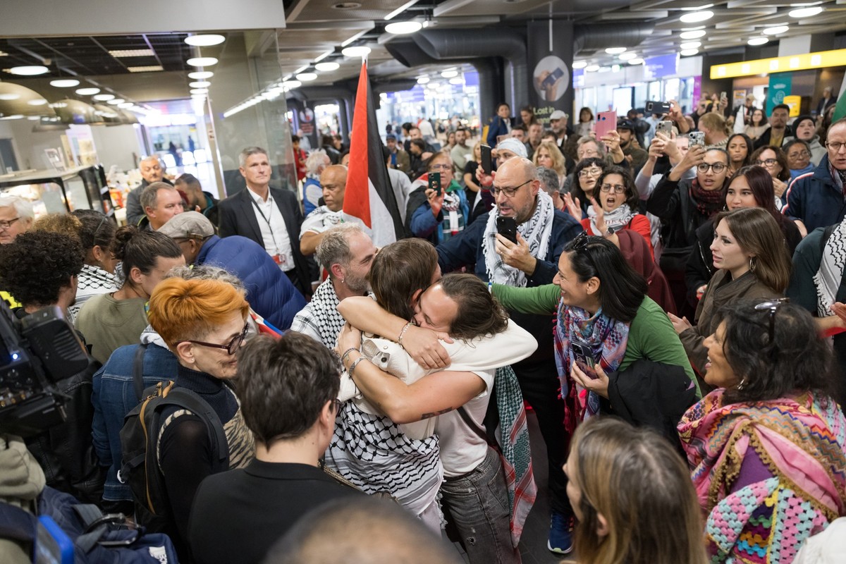 Arrivee de 9 ressortissants suisses ayant participe a la flottille humanitaire pour Gaza « Global Sumud Flotilla » , ce dimanche 5 octobre 2025, a laeroport de Geneve. (KEYSTONE/Pierre Albouy)