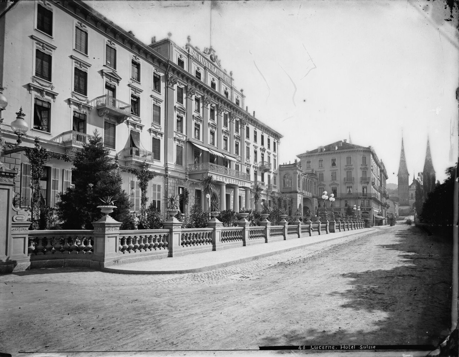 Eines der ersten Grandhotels: das Hotel Schweizerhof in Luzern, 1845 im klassizistischen Stil erbaut. Hier vor dem Umbau des Daches im Neobarockstil im Jahre 1885.