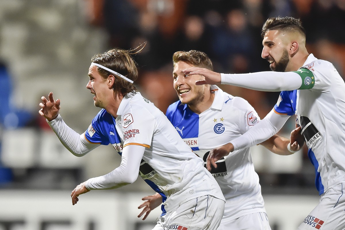 GC's Lucas Andersen, links, jubelt mit GC's Munas Dabbur, rechts, und GC's Numa Lavanchy, Mitte, nach seinem 3-2 Tor gegen den FC Vaduz im Super League Fussballspiel zwischen dem FC Vad ...
