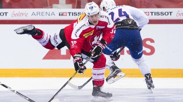 Switzerland&#039;s Gaetan Haas, left, fights for the puck with France&#039;s Olivier Dame Malka, right, during the Swiss Ice Hockey Challenge 2016 between Switzerland and France, at the Tissot Arena i ...