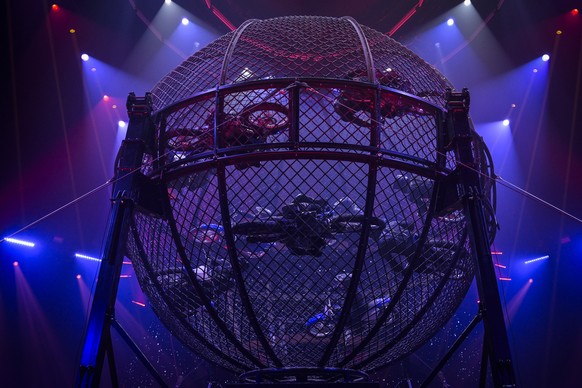 Splitting Globe of Speed bei der Premiere des Zirkus Knie, am Freitag, 13. Maerz 2026, in Rapperswil. (KEYSTONE/Gian Ehrenzeller)