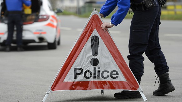 In einem Bach in der Waadtländer Gemeinde Vich sind die Leichen einer Frau und eines Mannes entdeckt worden. Die Polizei vermutet, dass die beiden bei einem Unfall ums Leben gekommen sind. (Symbolbild ...