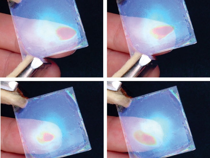 Berührungslose Farbänderung: Die Farbe wechselt, wenn sich ihr ein Finger bis auf wenige Millimeter annähert. Denn das Material nimmt dann die Feuchtigkeit auf, die der Finger abgibt.