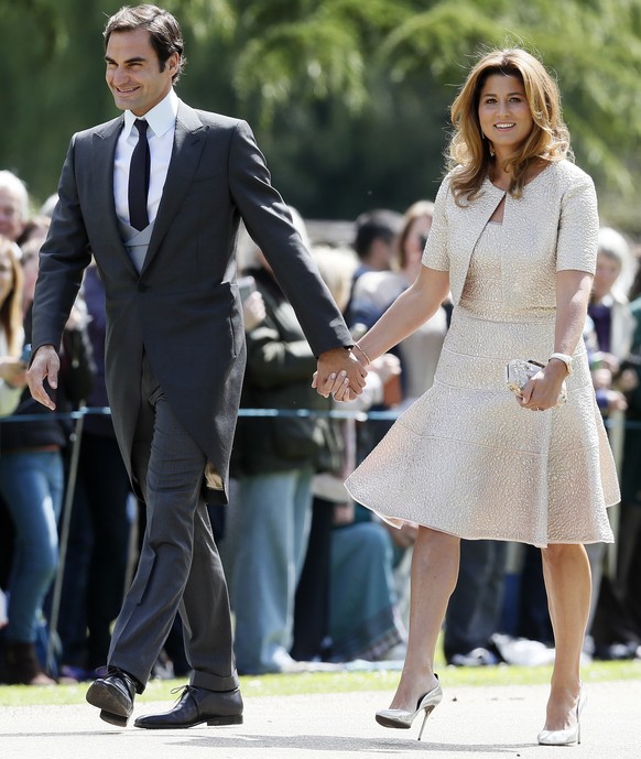 ARCHIV - RUECKTRITT ROGER FEDERER - Swiss tennis player Roger Federer and his wife Mirka arrive at St Mark&#039;s Church in Englefield, England, ahead of the wedding of Pippa Middleton and James Matth ...