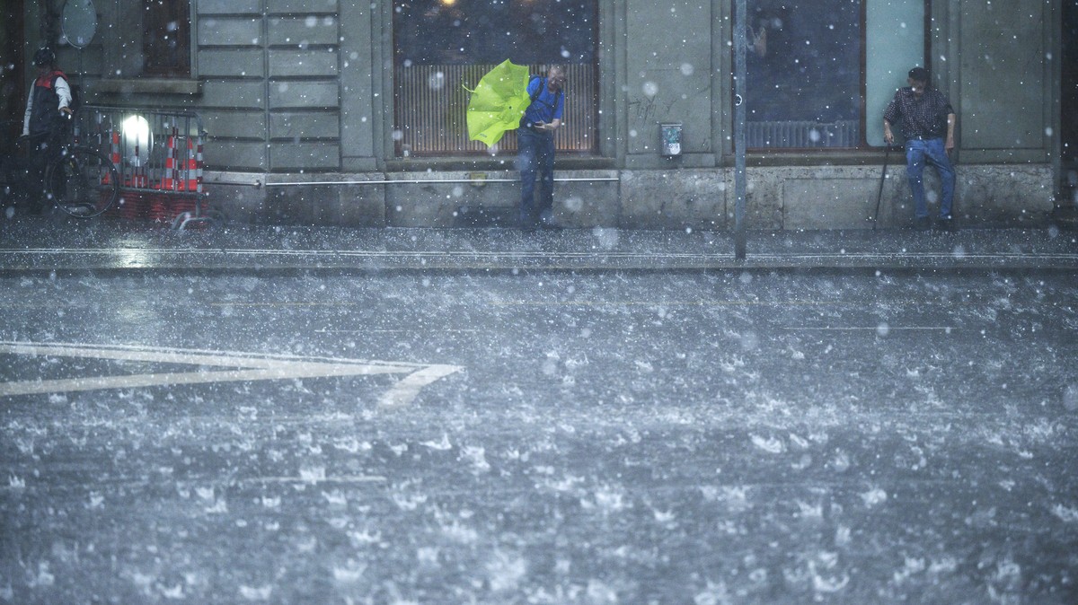 Passanten rennen durch den durch den Regen, fotografiert am Dienstag, 2. Juni 2026 waehrend eines Gewitters am Hischengraben in Bern. (KEYSTONE/Christian Beutler)